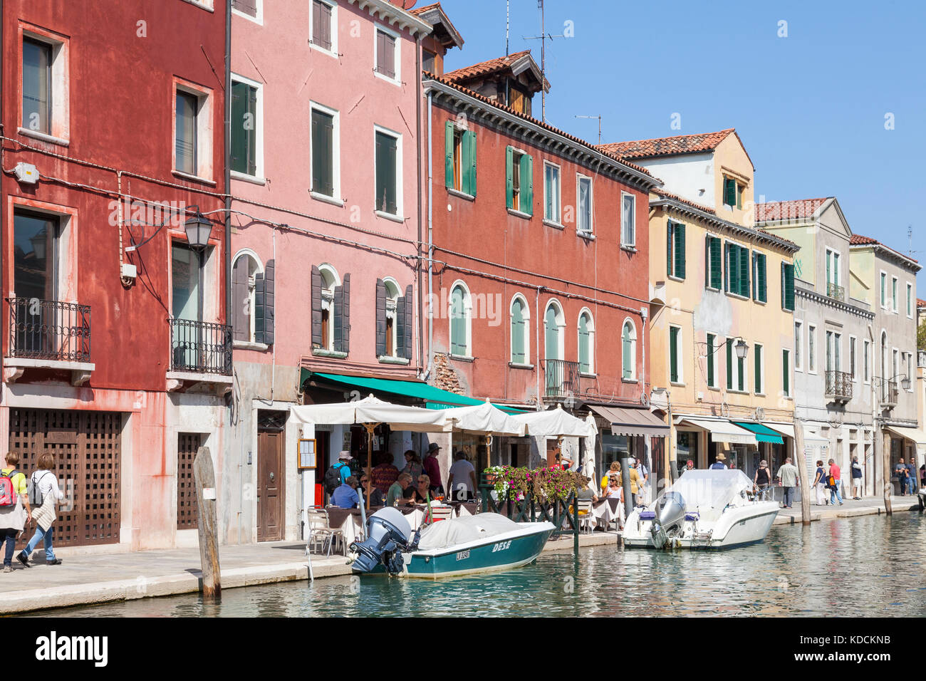 Rio dei Vetrai, Murano, Venedig, Italien. Mitarbeiter essen an open air Restaurants entlang des Kanals Stockfoto