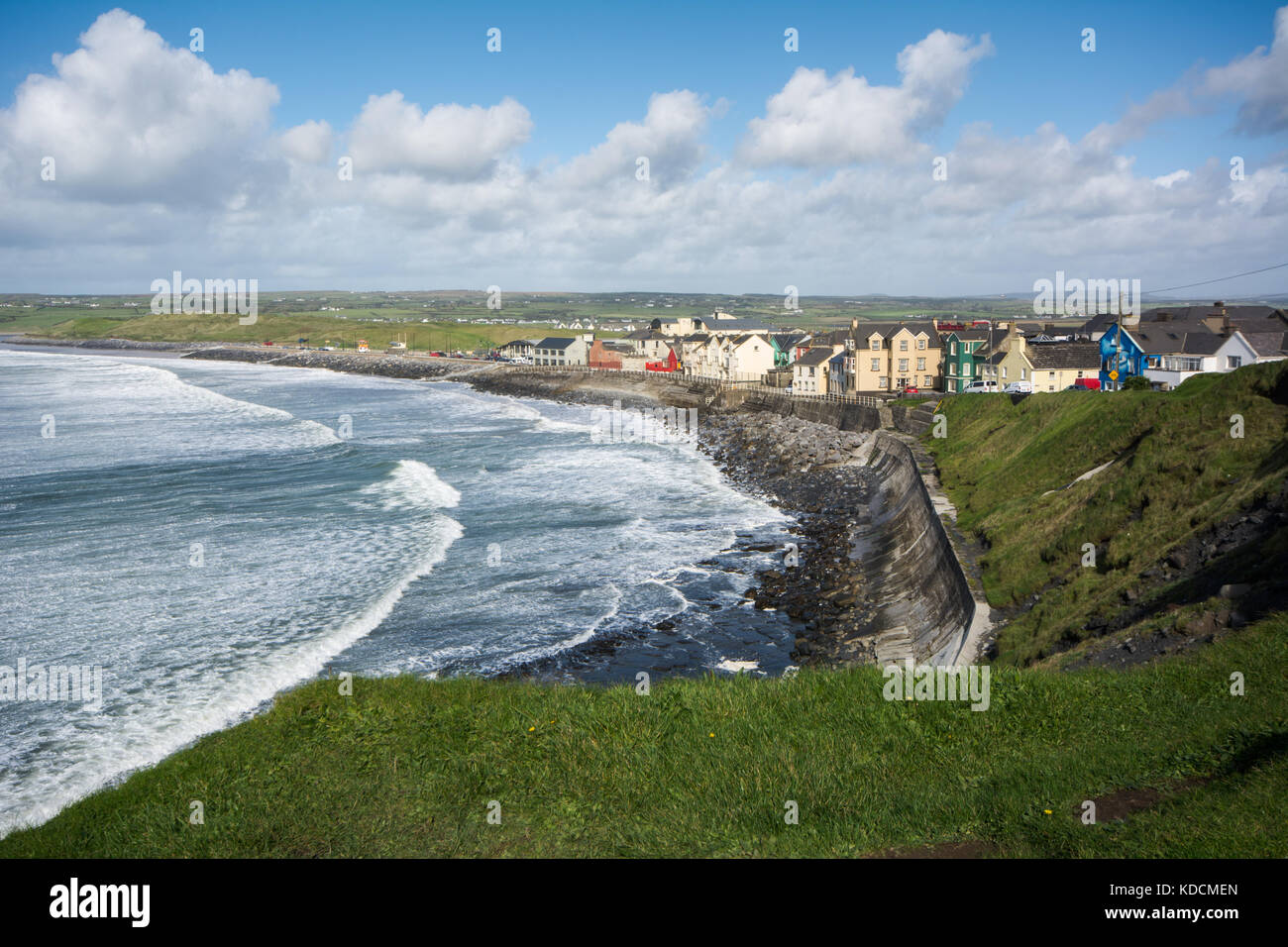 Küste bei der Stadt Lahinch in der Grafschaft Clare an der Atlantischen Westküste Irlands Stockfoto