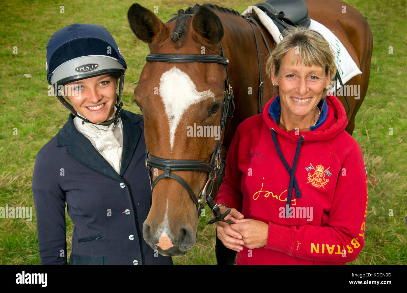 Emily King konkurrieren in einem eintägigen Veranstaltung mit ihrer Mutter Maria König (rot) und der Großmutter Jill Thompson (grün, oben). Sie mit 2 Pferden konkurrierten. Stockfoto