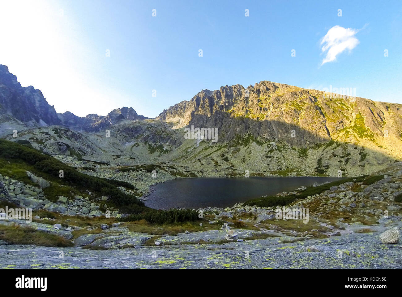 Abendansicht des Batizovske Pleso Sees in der Hohen Tatra, Slowakei. Berg Batizovsky Stit (2448m) in der Mitte Stockfoto