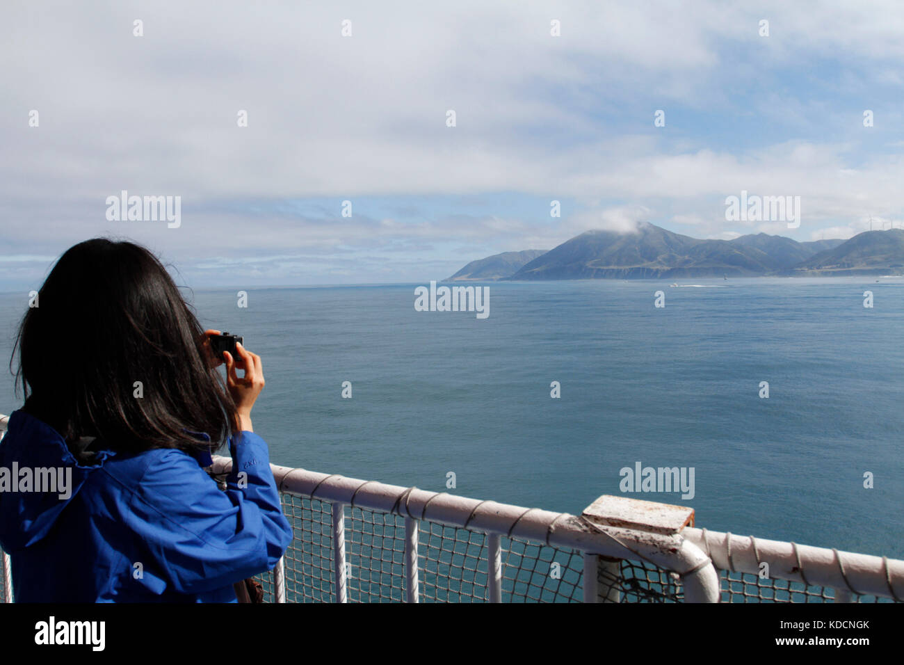 Passagier an Bord der Interislander Fähre, die die Cook Strait überquert und Fotos von Sinclair Head, südlich von Wellington in Neuseeland, macht. Stockfoto