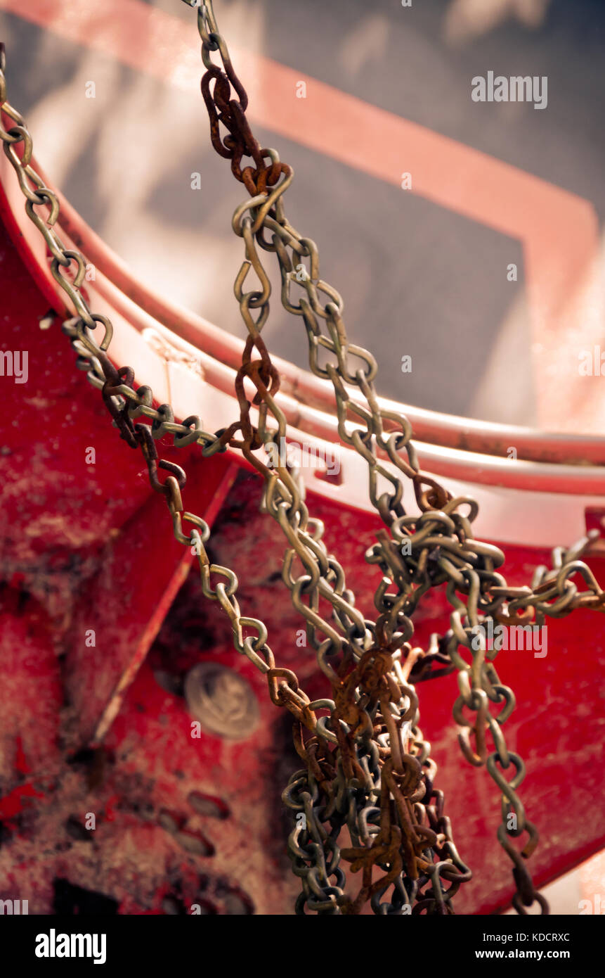Rostig, gerissene Ketten hängen von einem Basketballkorb Stockfoto
