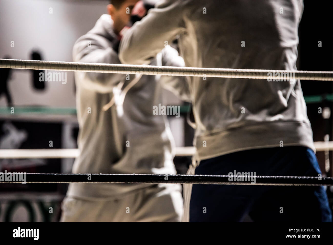 Ein Boxer und Trainer Quadrat weg in einem Boxring Stockfoto