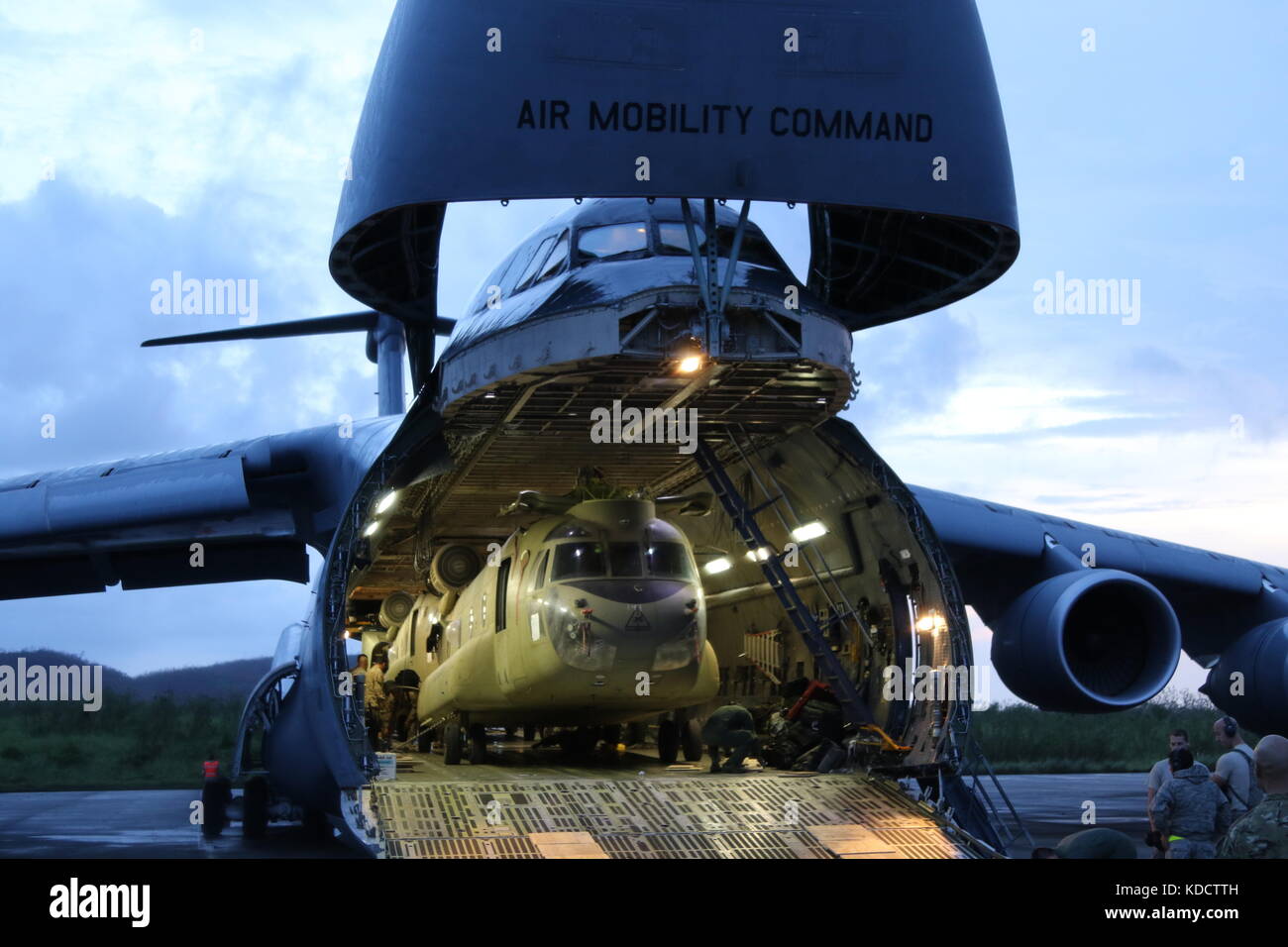 Hubschrauber innerhalb militärischer Transporthubschrauber Stockfoto