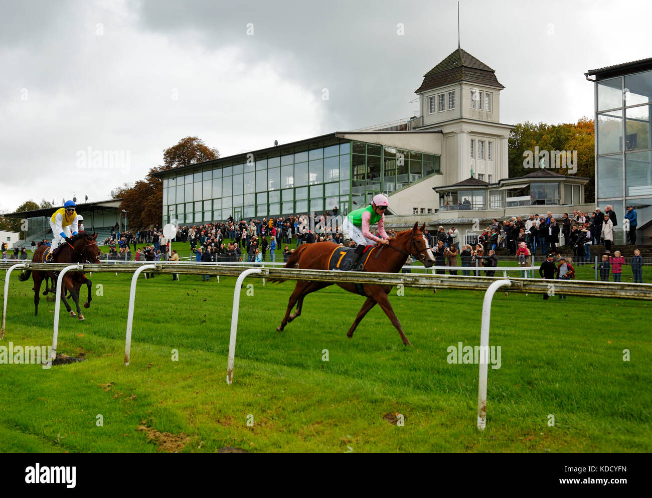 Sport, Pferdesport, Pferderennen, Pferderennen, Rennbahn Dortmund, Race Day 08.10.2017, Race Course, Rasen, galopp Racing, Pferde, Reiter, Reiter, Jockeys, Grand stand, Zuschauer, d-Dortmund, d - Dortmund - wambel, Ruhrgebiet, Westfalen, Nordrhein - Westfalen, NRW Stockfoto