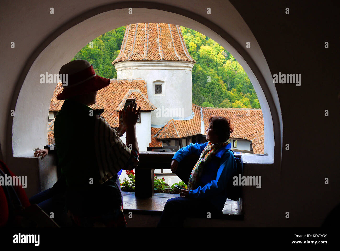 Touristen fotografieren mit einem Smartphone auf Schloss Bran, Kleie, Brasov, Rumänien. Stockfoto