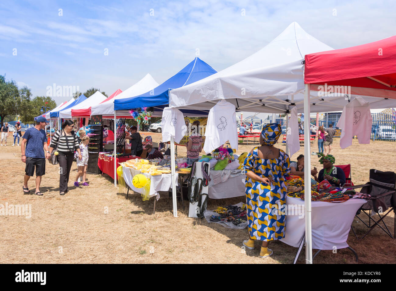 Stände mit Kunsthandwerk an Karneval, Karneval City Casino & Entertainment World, Brakpan, East Rand, größere Johannesberg, Gauteng, Südafrika Stockfoto