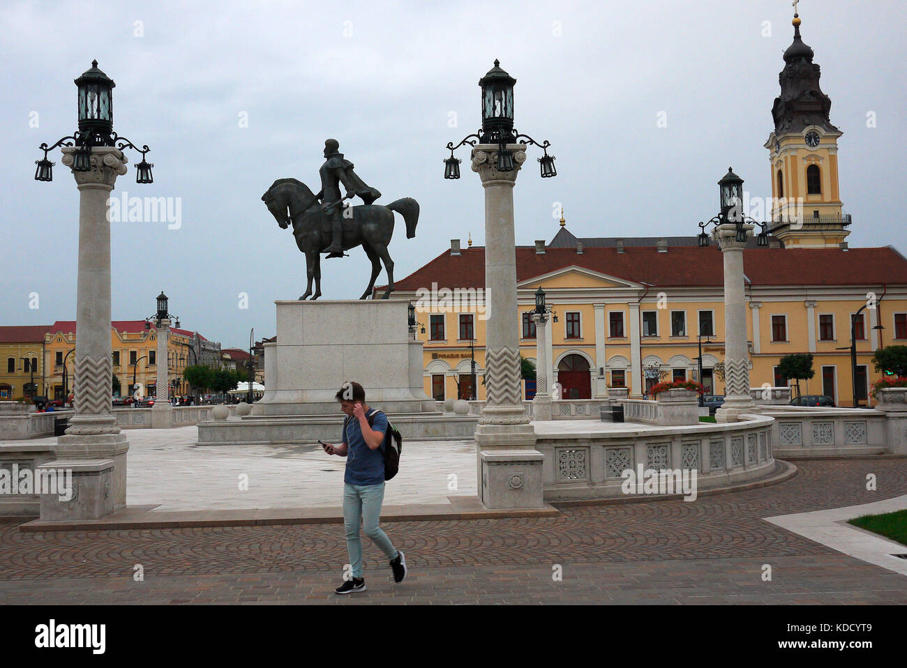 Ein fussgänger an der Statue von Mihai Viteazul auf dem Platz Piata Unirii, in Oradea, Rumänien. Stockfoto