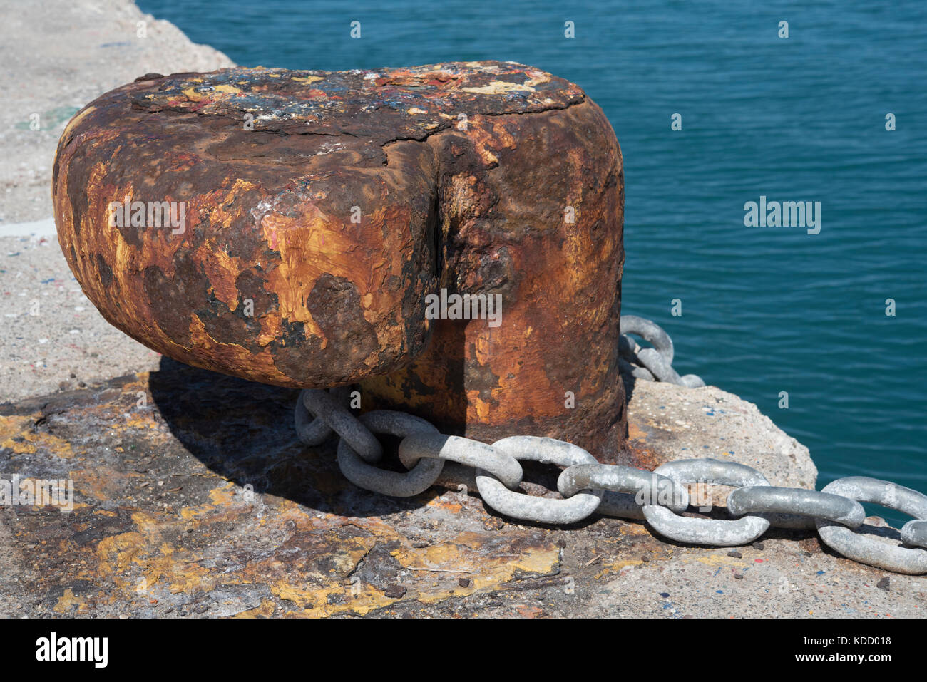 Eine rostige Poller. Stockfoto