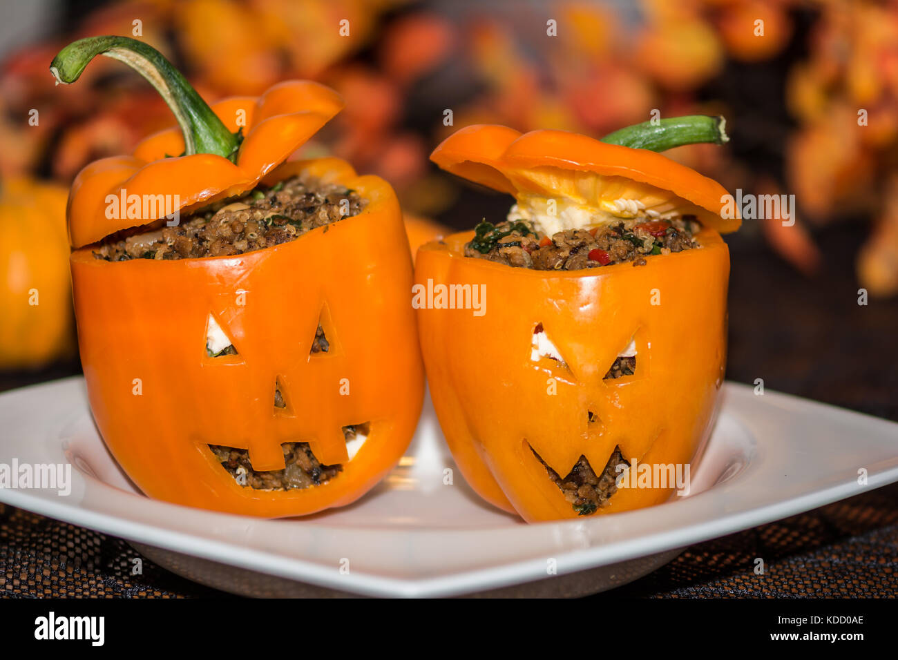 Jack-o-Lantern gefüllte Paprika auf eine Halloween Party serviert. Stockfoto