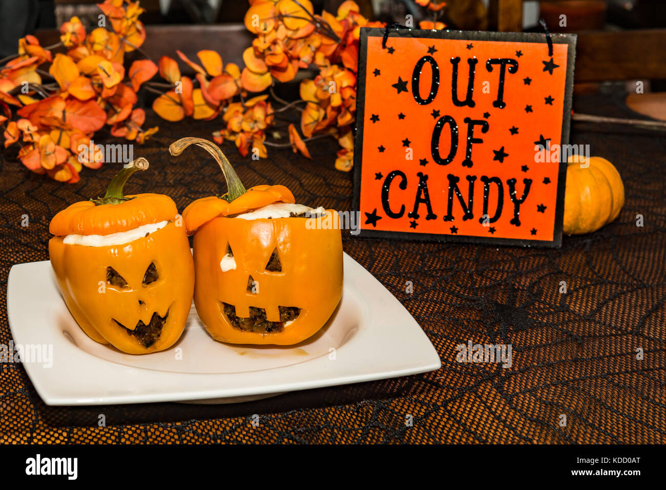 Vegetarische Jack-o-Lantern gefüllte Paprika auf eine Halloween Party serviert. Stockfoto