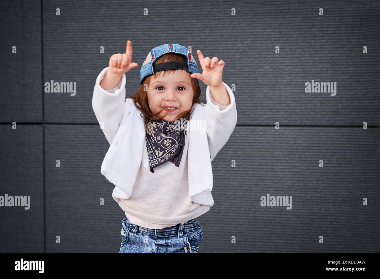 Mode baby girl hip hop. ein kleines Mädchen in einem Baseball Cap. Stockfoto