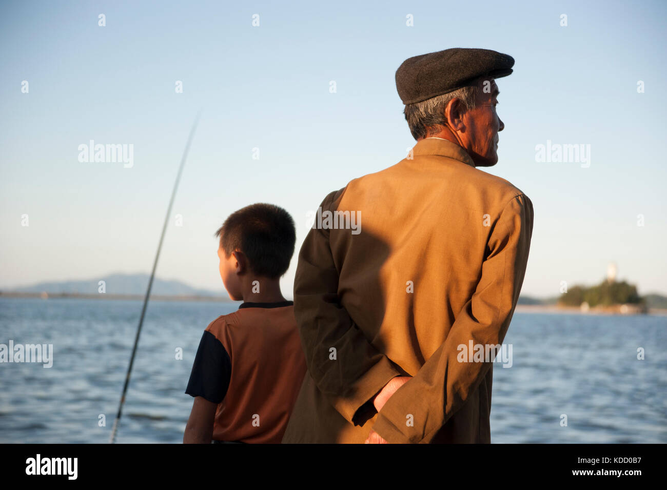 Les enfants sont toujours au rendez-vous lorsque les pêcheurs viennent en fin d'après Midi le long du Port de Wonsan. Wonsan se trouve au Bord de la m Stockfoto
