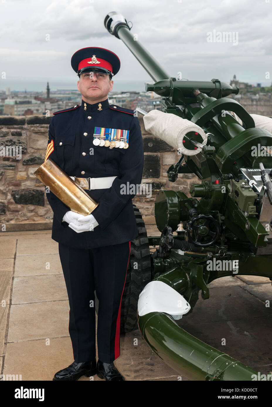 Bezirk Gunner Sergeant Dave Beveridge posiert mit leeren Schale nach dem Feuern die One o'clock Gun im Edinburgh Castle in Schottland. Stockfoto