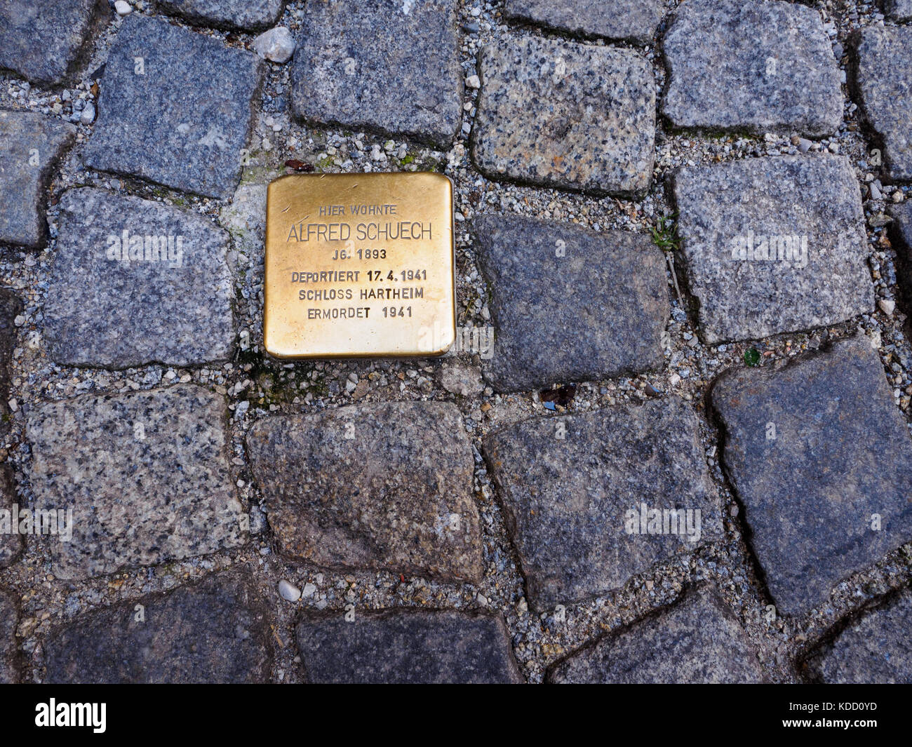 Österreich - im August 2015: Stolpersteine in den Straßen von Salzburg. die Namen von Menschen, die verfolgt wurden und während der Ermordeten zu gedenken. Stockfoto