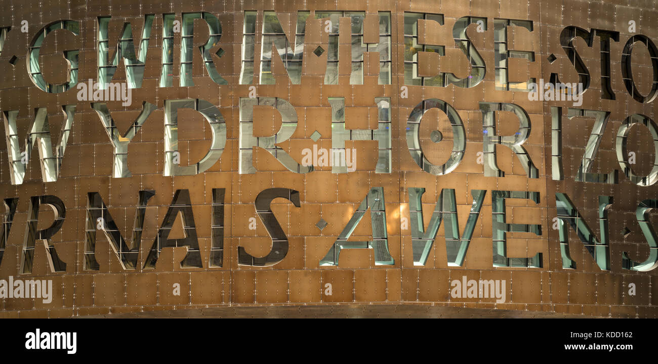 Kupferbekleidung mit ausgeschnittenen Buchstaben auf die Außenseite des Millenium Centre, Cardiff Bay, Cardiff, Wales, Großbritannien Stockfoto