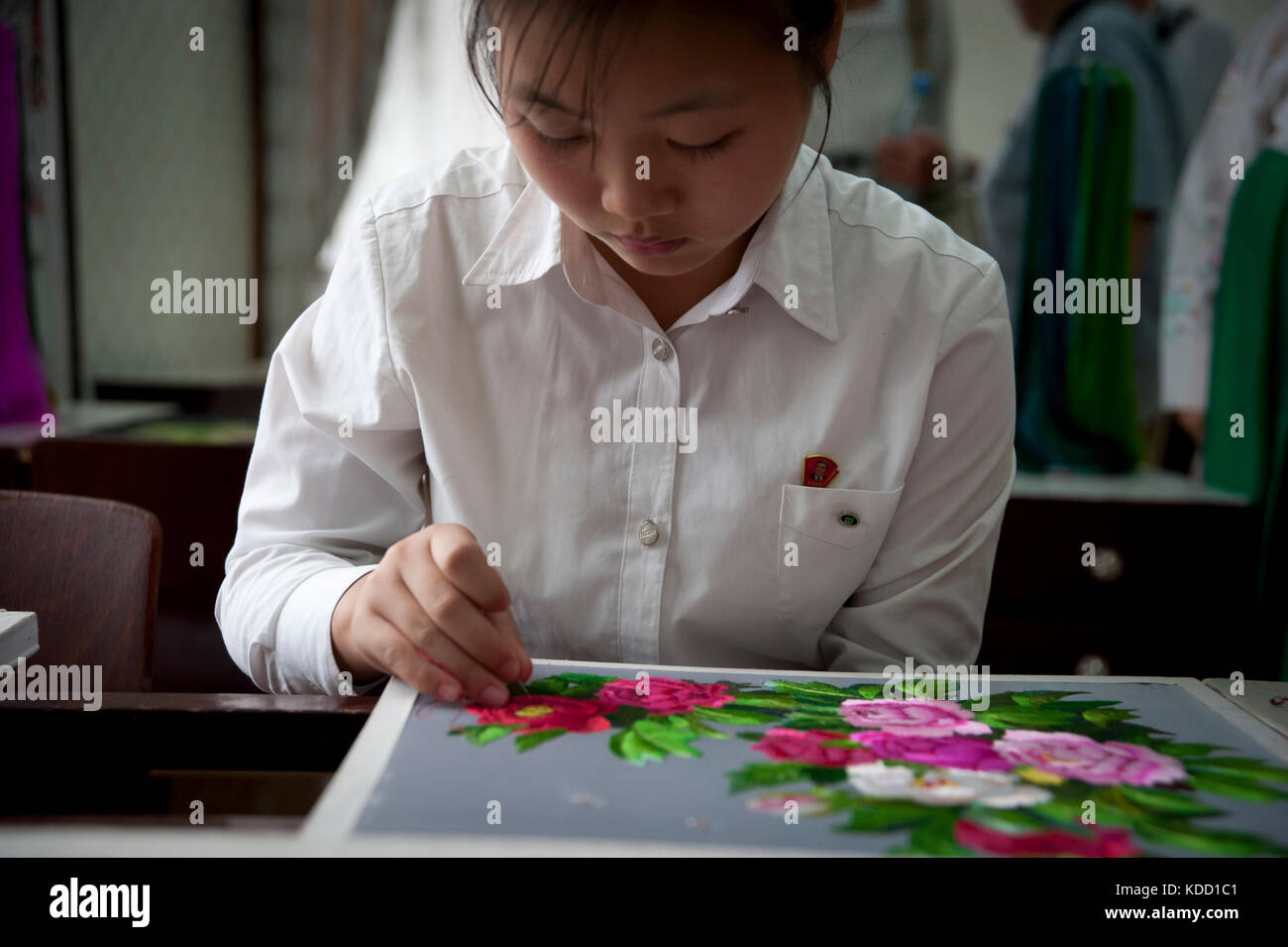 Des jeunes nord coréens s’initient à la broderie, la musique, la danse et à la calligraphie au palais des enfants de Pjöngyang le 13 octobre 2012. Auch Nicht Stockfoto