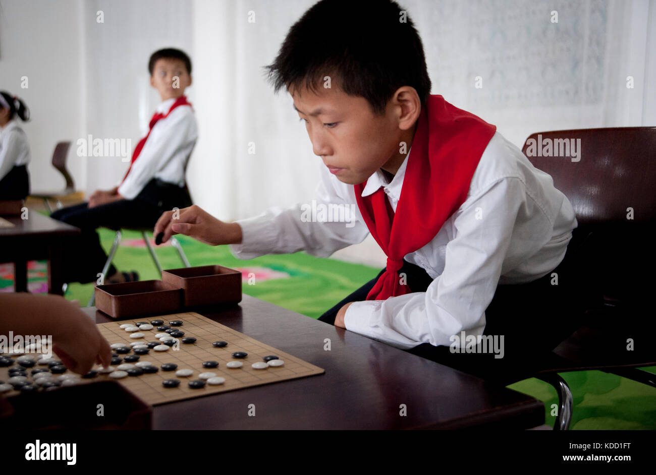 Des jeunes nord coréens s’initient aux échecs au palais des enfants de Pjöngyang le 13 octobre 2012. Nordkoreanische junge Leute lernen Schach bei Stockfoto