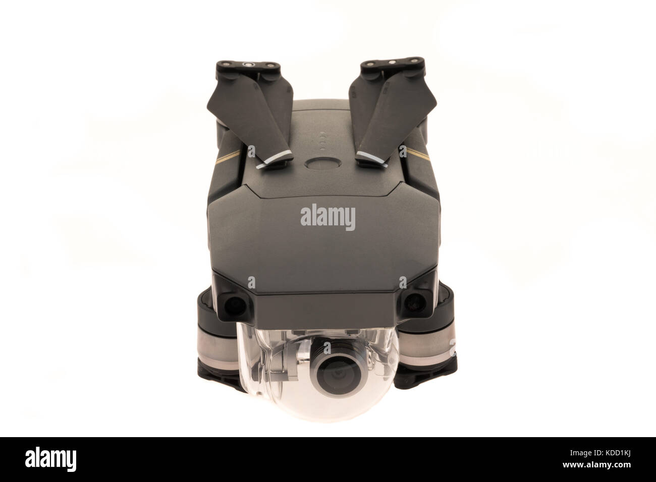 Ein Verbraucher quadcopter Drone mit 4K-Aufzeichnung, die umgeklappt worden ist bereit für den Transport - Weißer Hintergrund Stockfoto