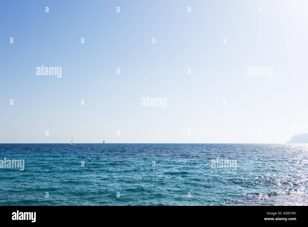 Blaue Mittelmeer mit zwei Schiffe, die in einem ruhigen und sonnigen Tag Stockfoto