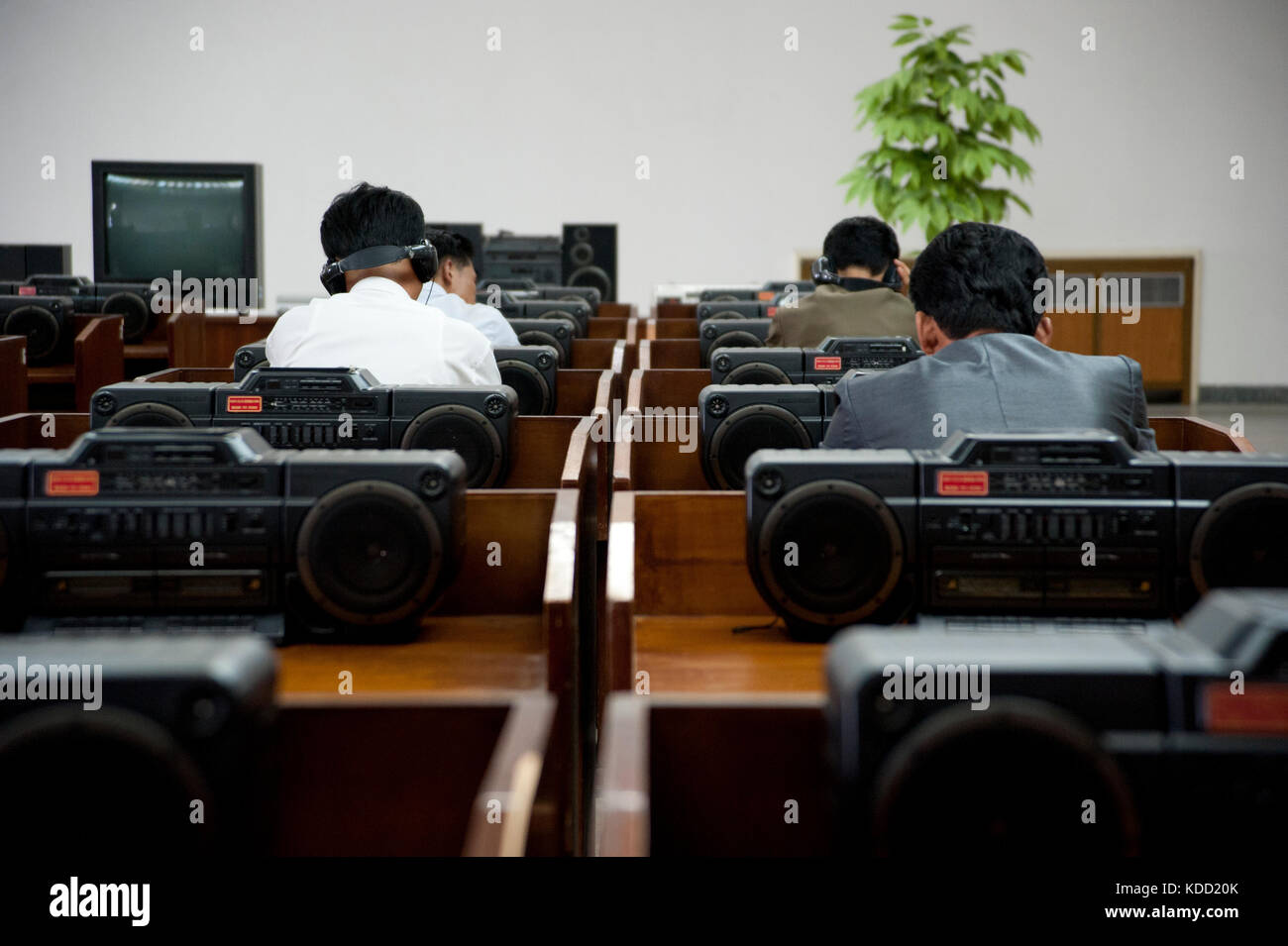 Des Nord coréens écoutent des CD à la grande maison des études du peuple de Pjöngyang le 9 octobre 2012 Grand People's Study House CD Library on Oktob Stockfoto