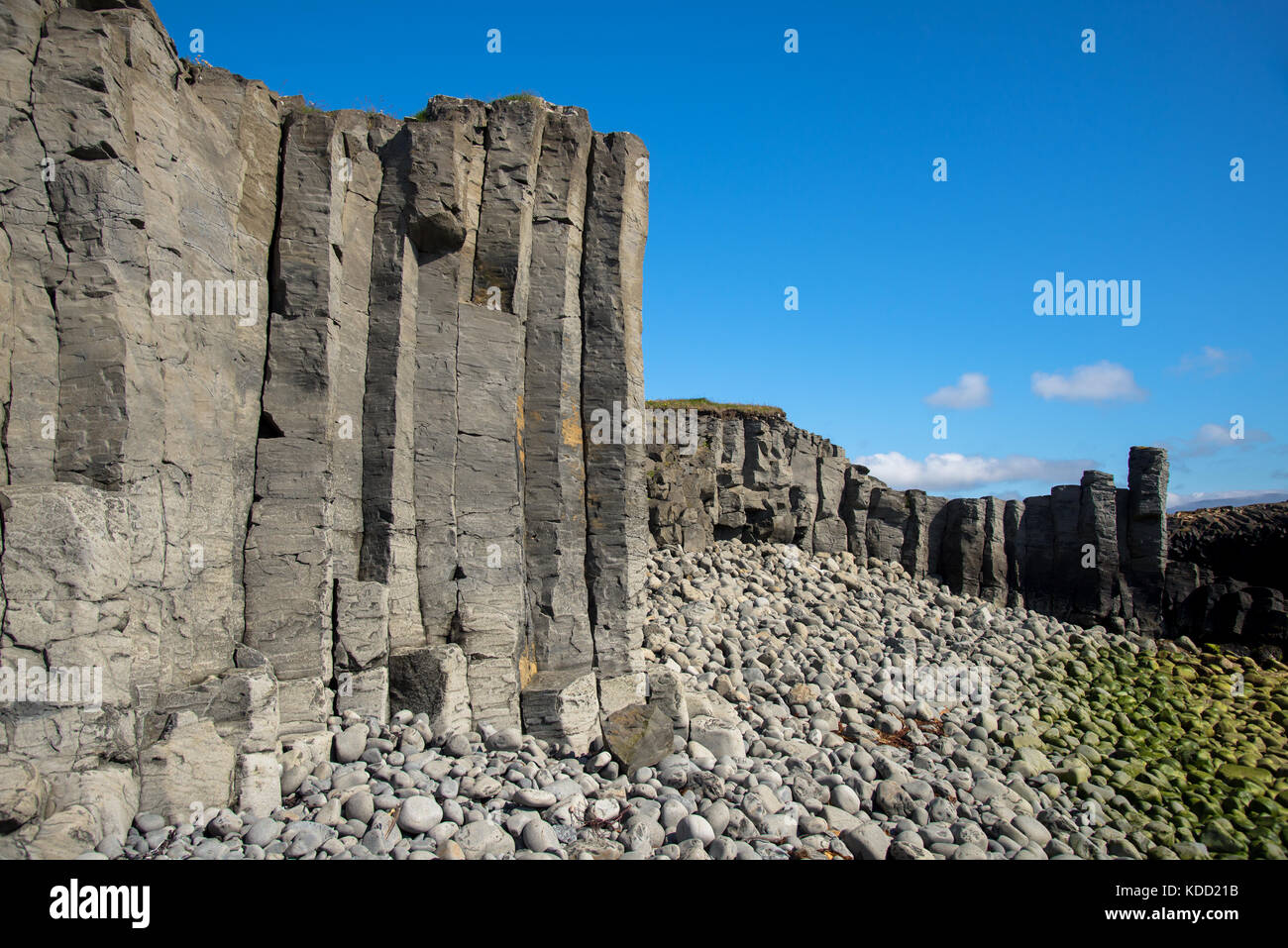 Basalt formaions an der Küste bei kalfshamarsvik, Island Stockfoto