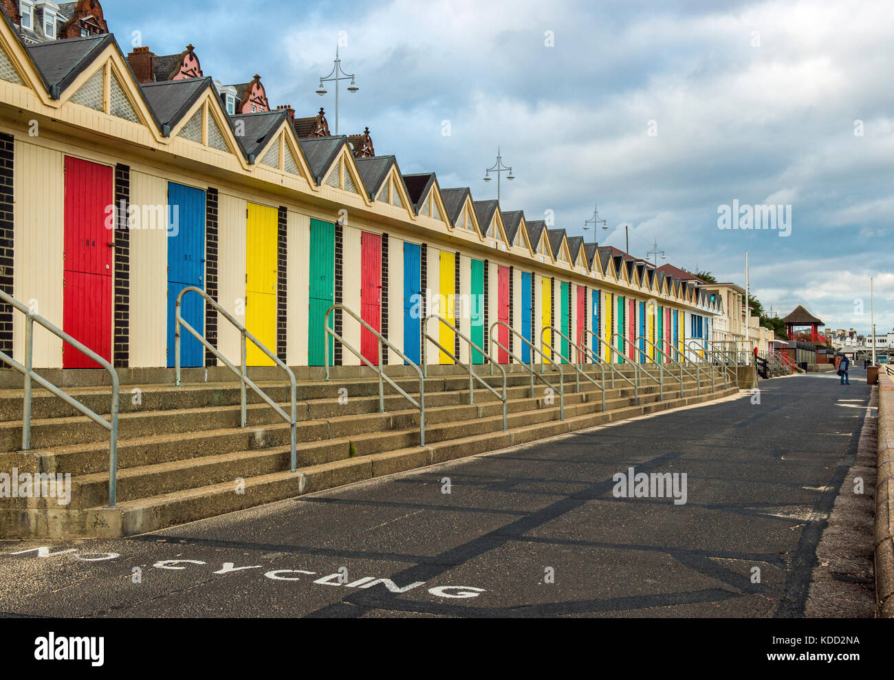 Umkleidekabinen am Strand mit bunten Türen entlang Lowestoft Strand an der Küste von Suffolk, England Stockfoto