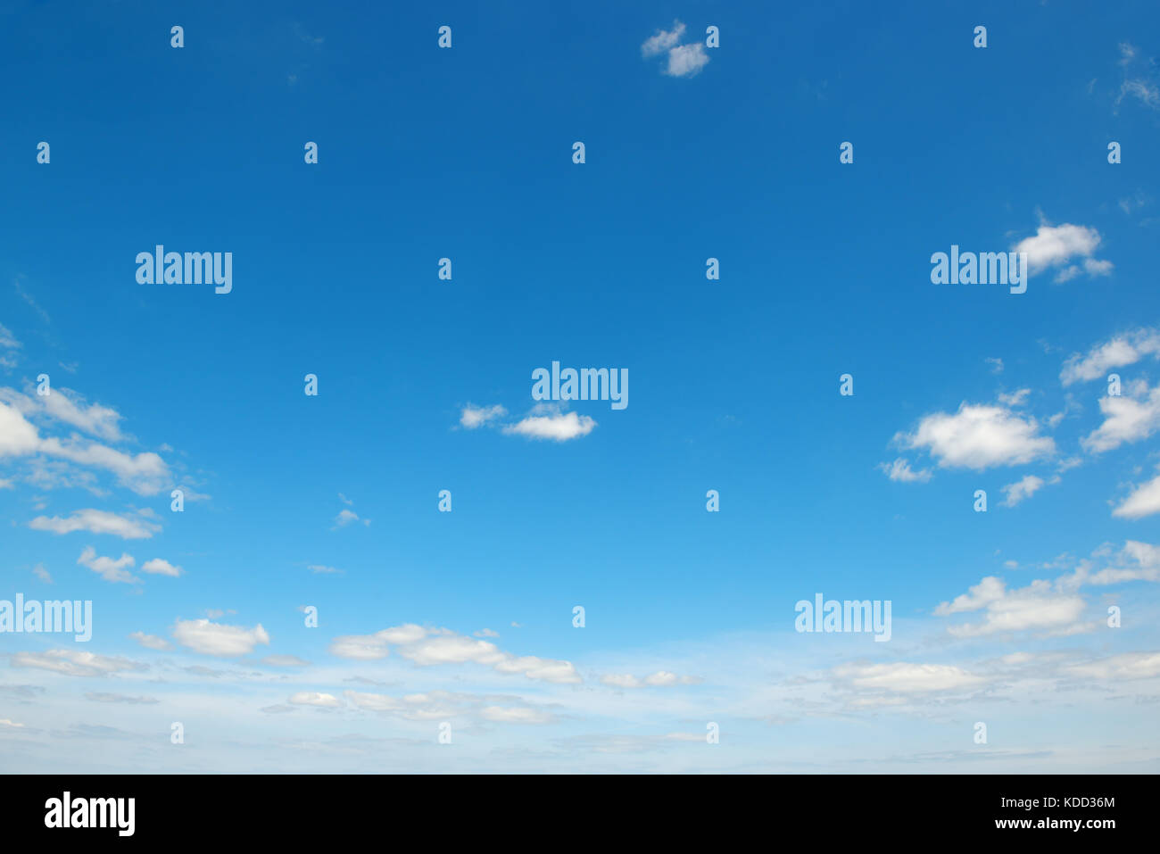 Kleine, leichte Wolken im blauen Himmel Stockfoto