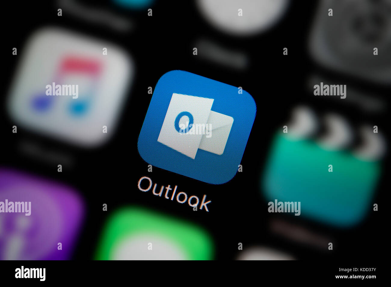 Eine Nahaufnahme des Logo für Microsoft Outlook app Symbol, wie auf dem Bildschirm eines Smartphones (nur redaktionelle Nutzung) Stockfoto