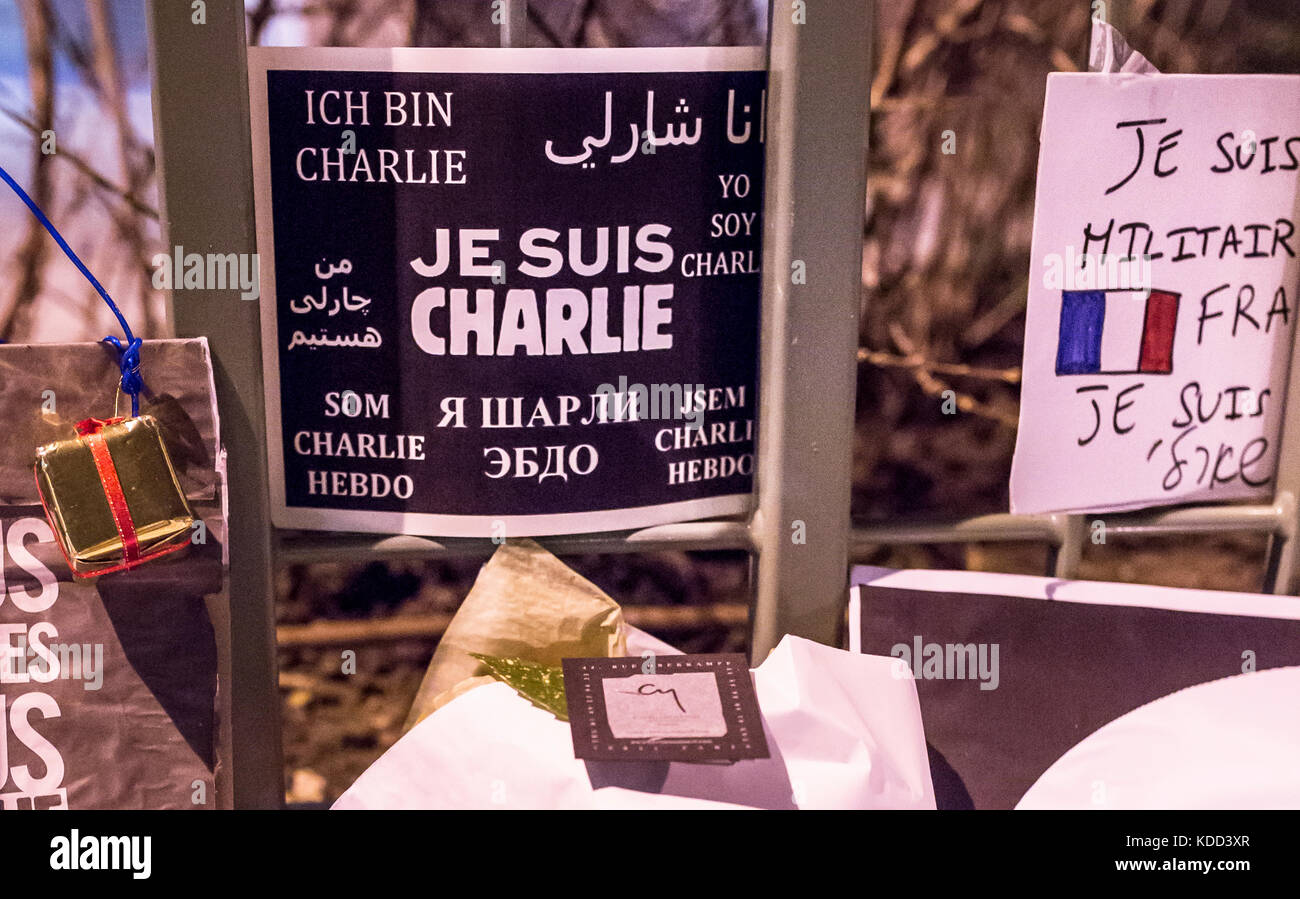 Zeichen je suis Charlie in verschiedenen Sprachen. Hommage an die Opfer von Charlie Hebdo Tötung in Paris der 7. Januar 2015. Stockfoto