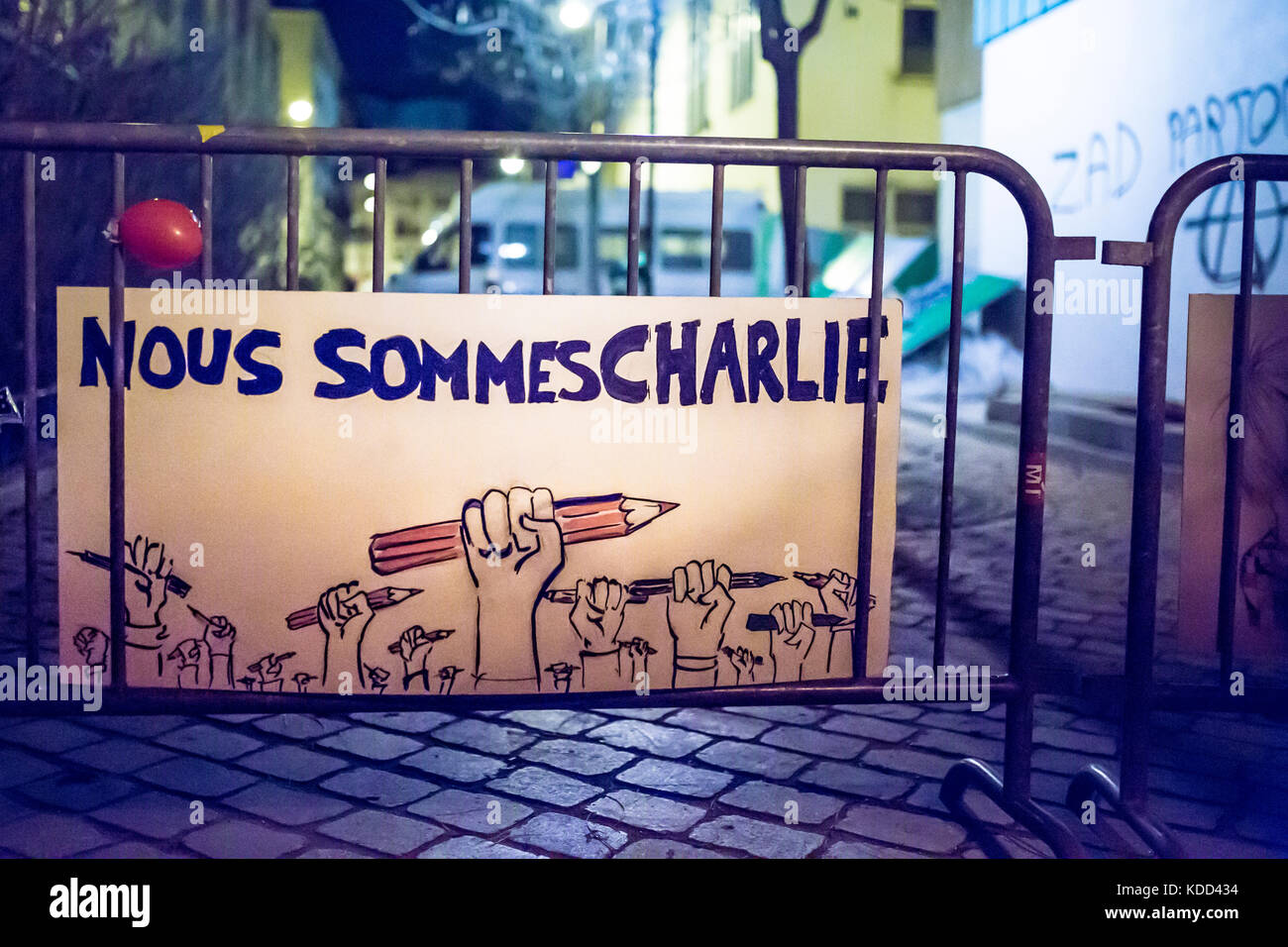 Slogan nous sommes Charlie auf eine Barriere. Hommage an die Opfer von Charlie Hebdo Tötung in Paris der 7. Januar 2015. Stockfoto