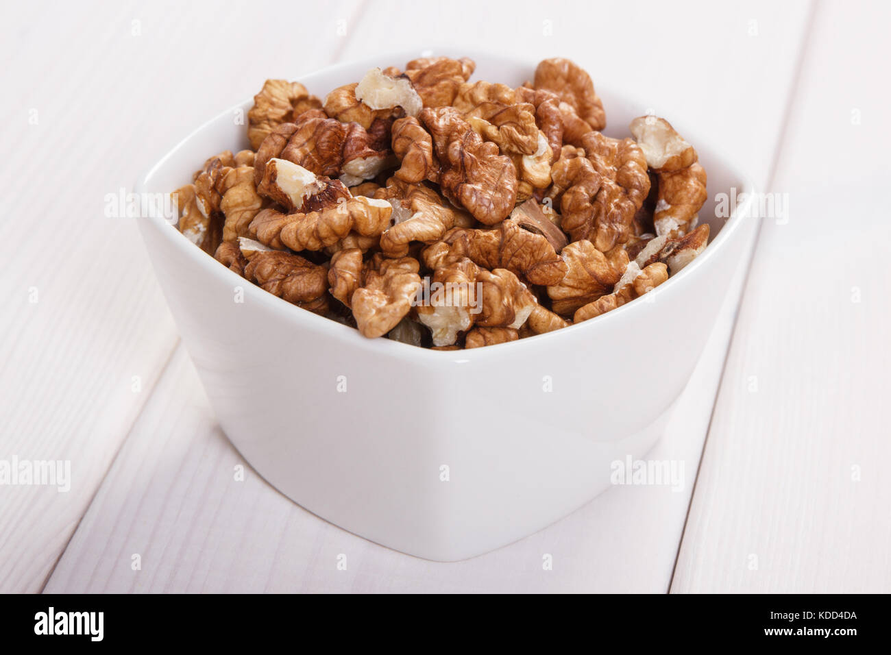 Walnüsse mit Zink und Ballaststoffe auf White Boards, natürlichen Quellen von Mineralien, gesunde Lebensweise und Ernährung Stockfoto