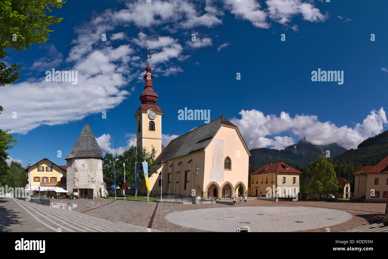 Befestigte Kirche des Heiligen Petrus und Paulus in der Alpenstadt Tarvisio, Friaul, Italien Stockfoto