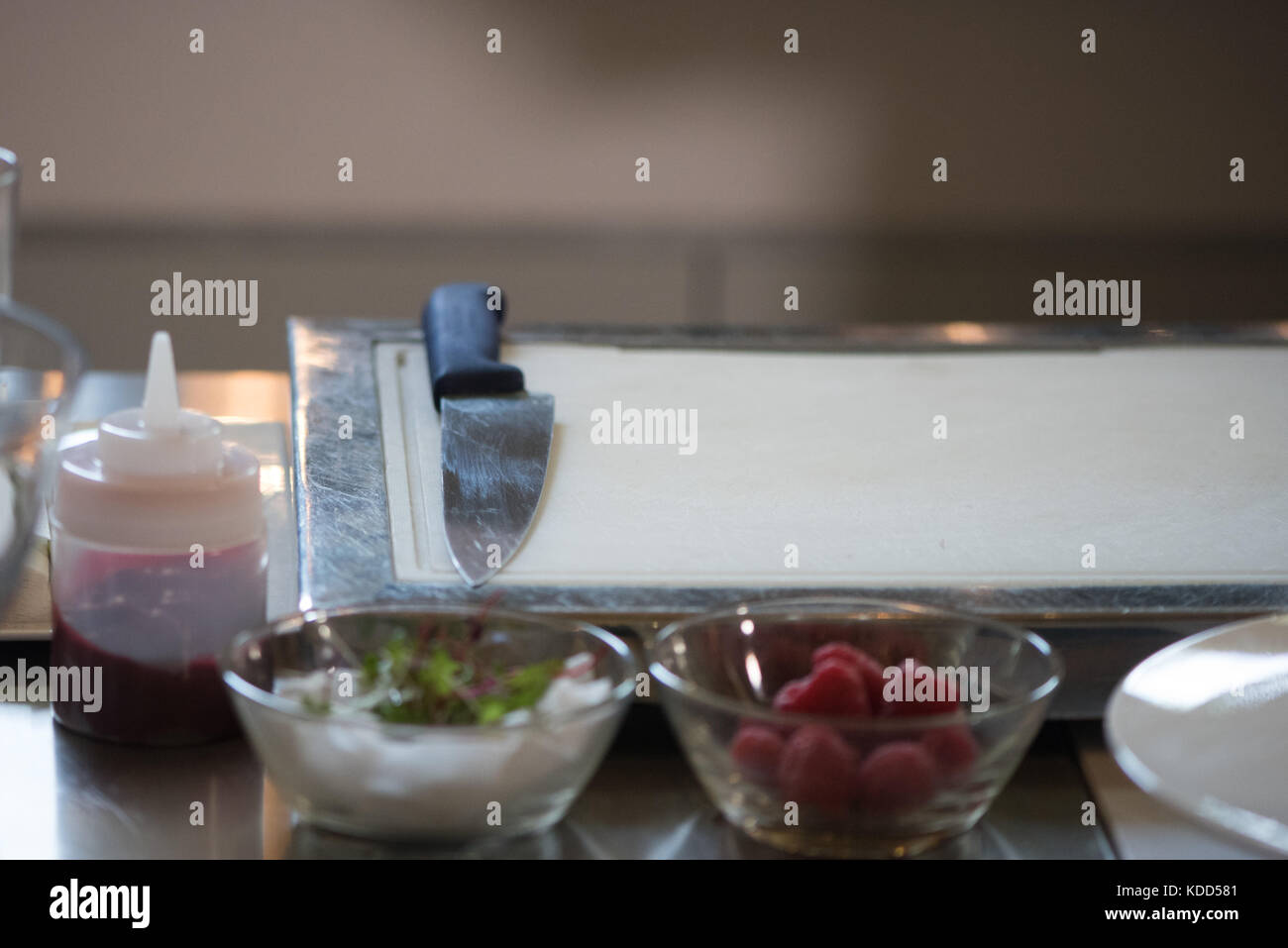 Messer auf ein Schneidebrett Stockfoto