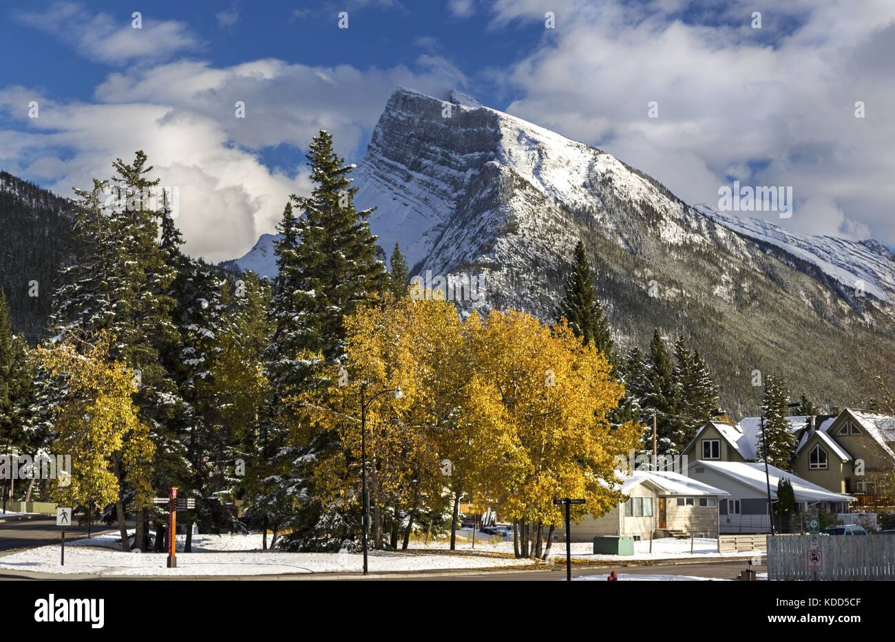 Wohn- Stadtgebiet nach dem frühen Herbst Schnee in der Stadt Banff Alberta Kanada mit weit entfernten schneebedeckten Berge Rundle oben im Hintergrund Stockfoto