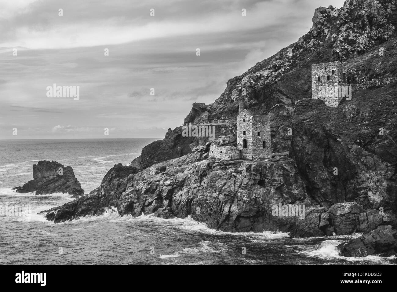 Eingang zu einem verlassenen Mine auf einer Klippe an der Küste mit Wellen gegen die Klippen Stockfoto