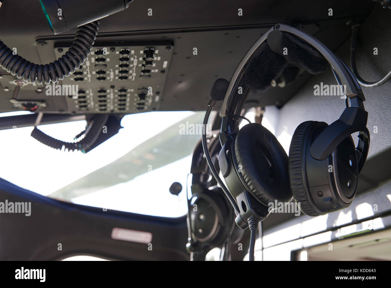 Nahaufnahme der Headsets im Helikopter Cockpit Stockfoto