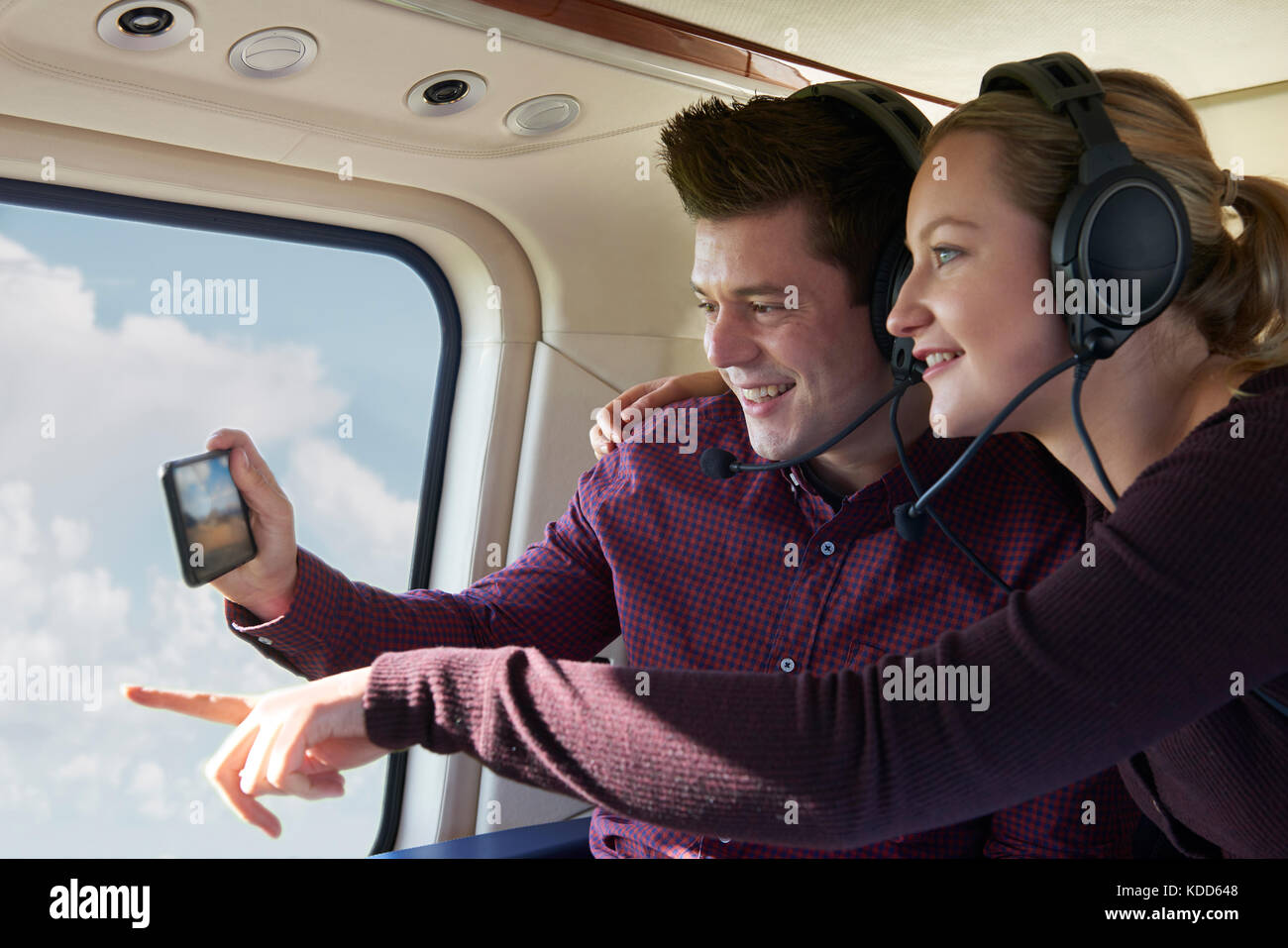Paar auf Urlaub nimmt Fahrt in Hubschrauber Stockfoto Paar auf Urlaub nimmt Fahrt in Hubschrauber Stockfoto