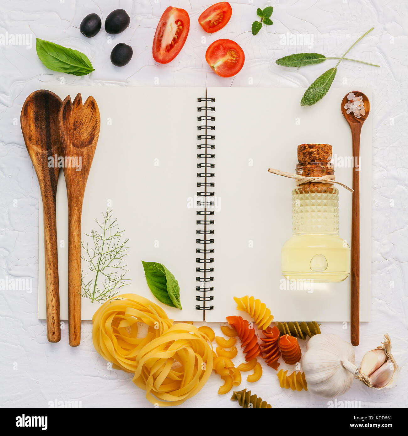 Italienische Lebensmittel Konzept und Menü Design. Verschiedene pasta Winkelstück Makkaroni, Fusilli, fettucini mit Zutaten Basilikum, Salbei, schwarze Oliven, Himalayan sa Stockfoto