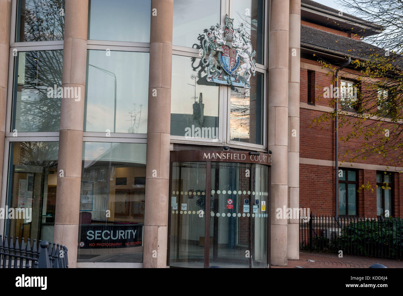 Außerhalb des Mansfield Magistrates' Court Stockfoto