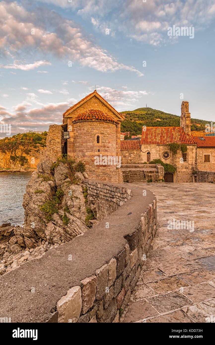 Blick auf die Kirche des Heiligen Sava in der Altstadt von Budva in Montenegro. Stockfoto