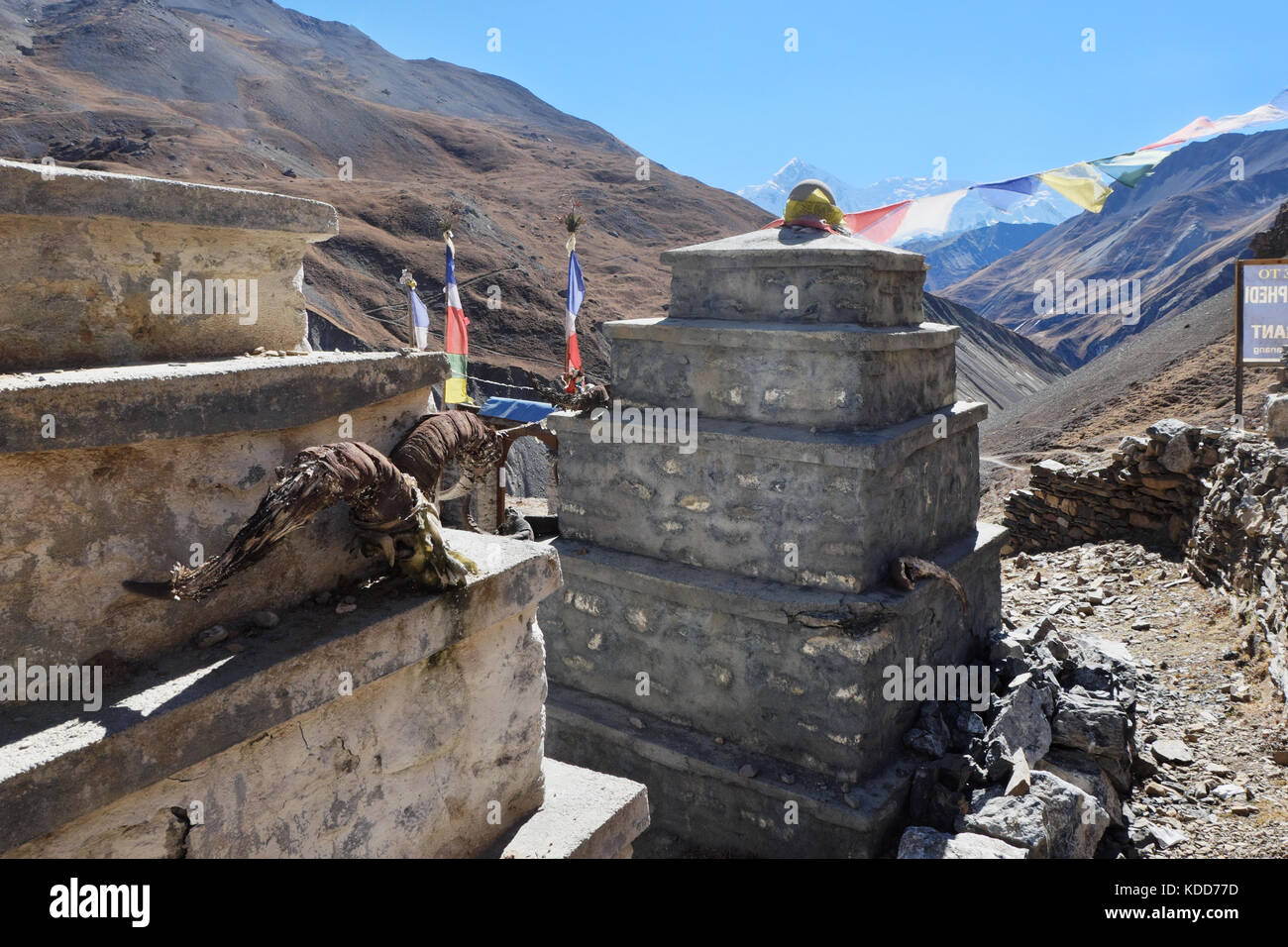 Buddhistische Monumente hoch in den Bergen Stockfoto