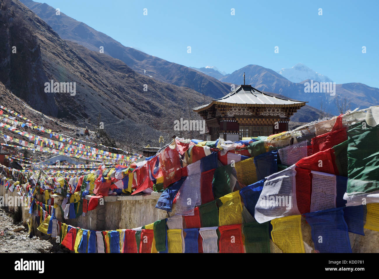Das buddhistische Kloster liegt hoch in den Bergen Stockfoto