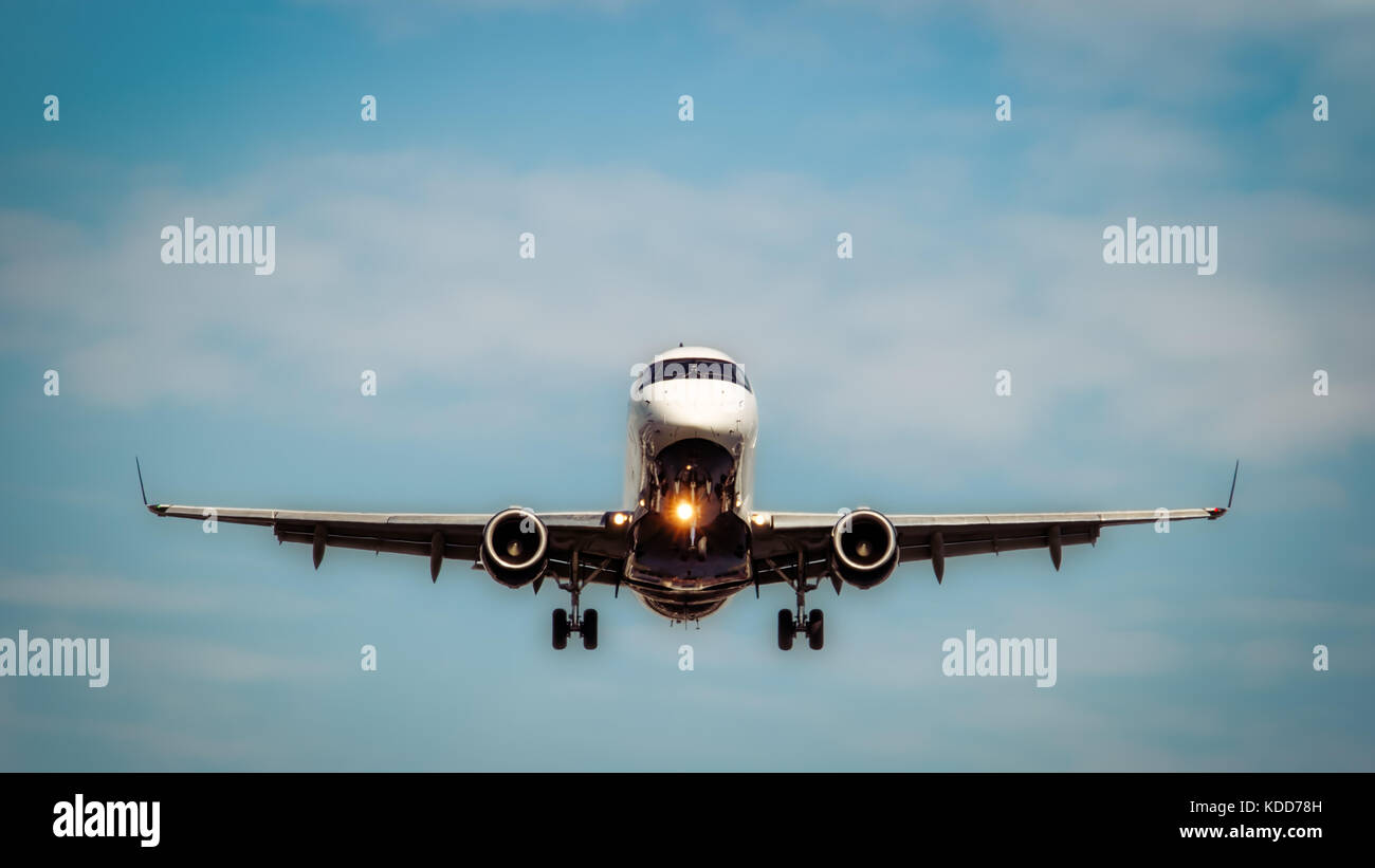 Ein Strahl, mit landescheinwerfer, für eine Landung an einem sonnigen Tag. Stockfoto