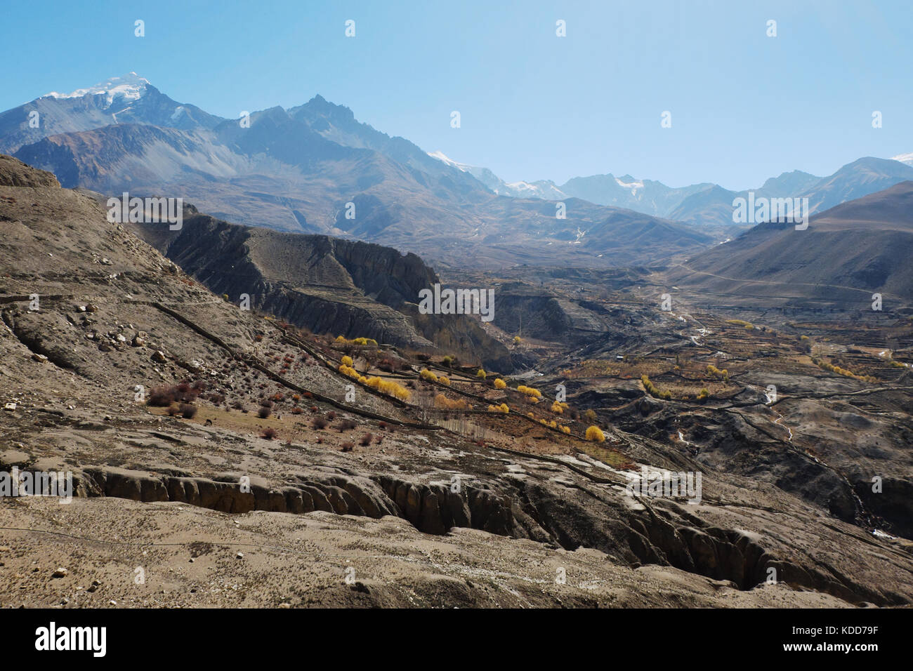 Berg Tal im Herbst mit vergilbten Bäume Stockfoto