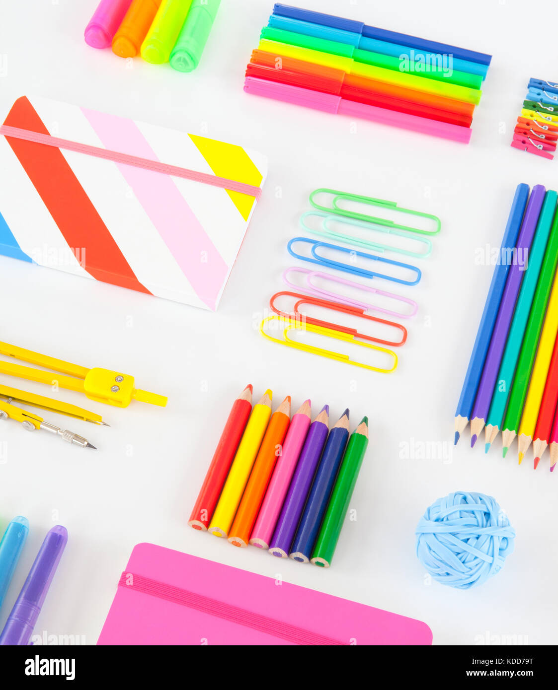 Auswahl od Schulmaterial in leuchtenden Regenbogenfarben Stockfoto