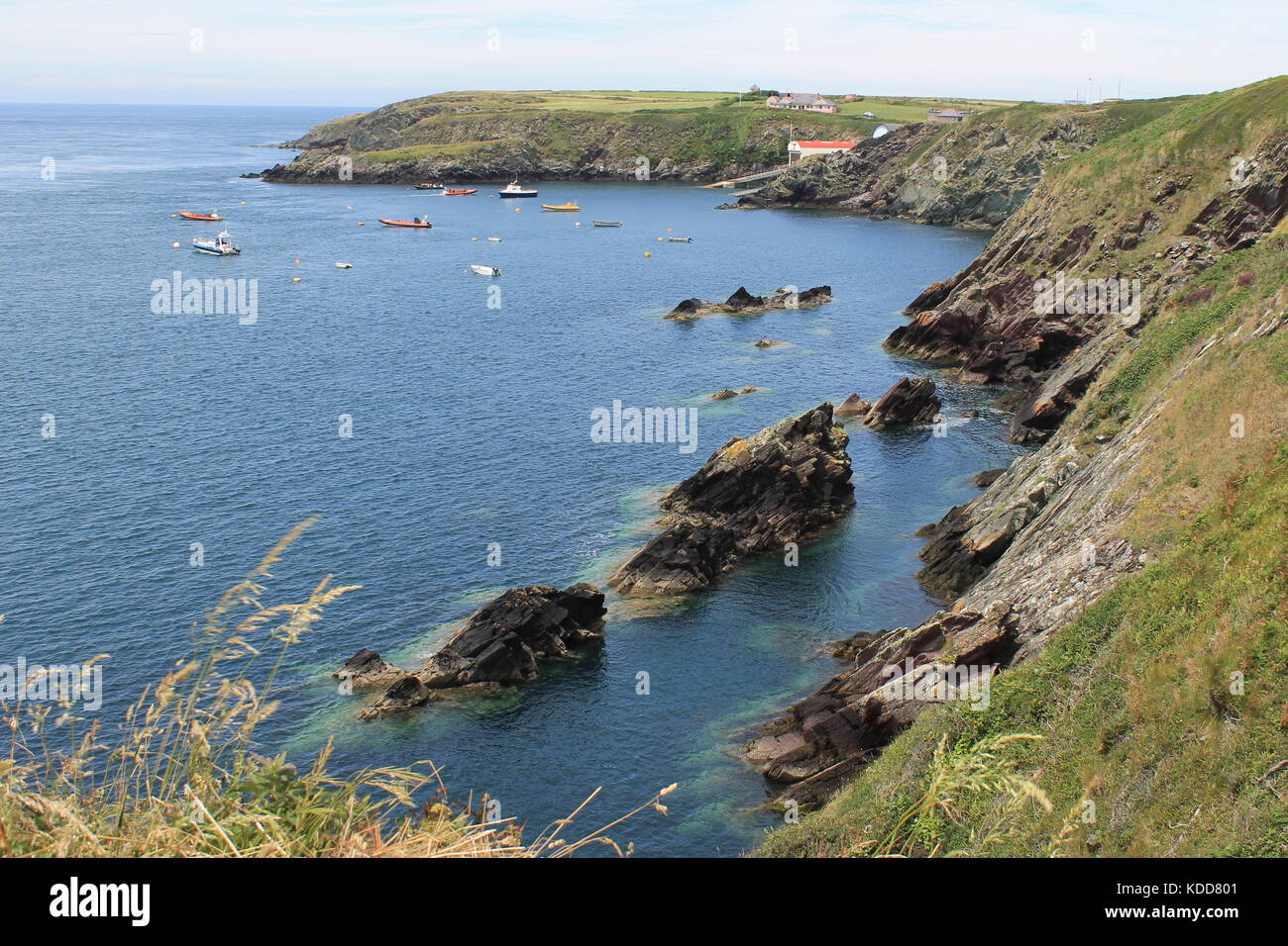 Auf Ynys Dinas Rettungsboot Station mit Blick auf Porthstinian und Ogof Maria, St. Justinian's, in der Nähe von St David's, Pembrokeshire, Wales, Großbritannien Stockfoto