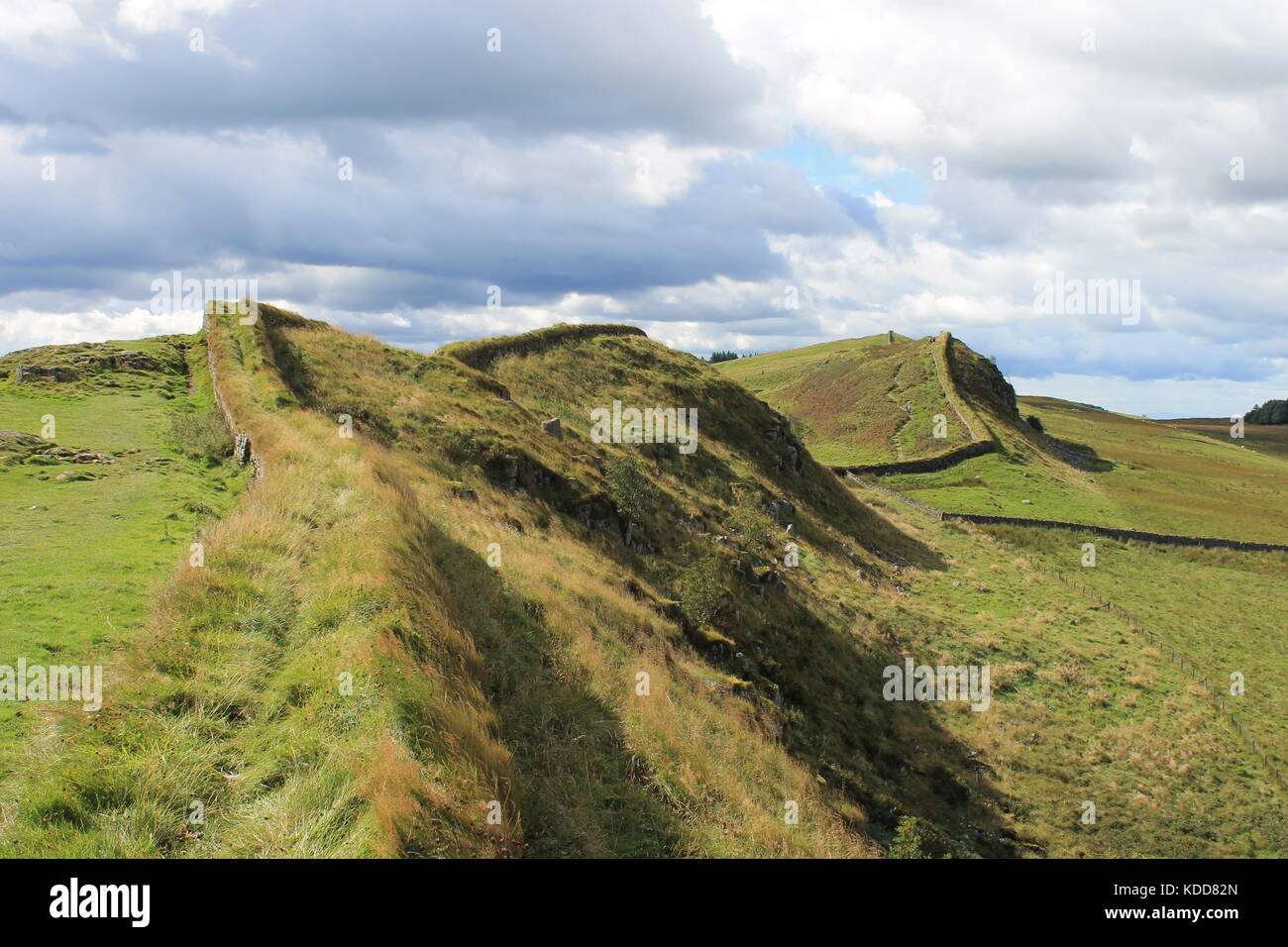 Hadrian's Wall über Hotbank Felsen, Blick nach Westen, 1 km westlich von Housesteads Roman Fort, Northumberland, Großbritannien Stockfoto