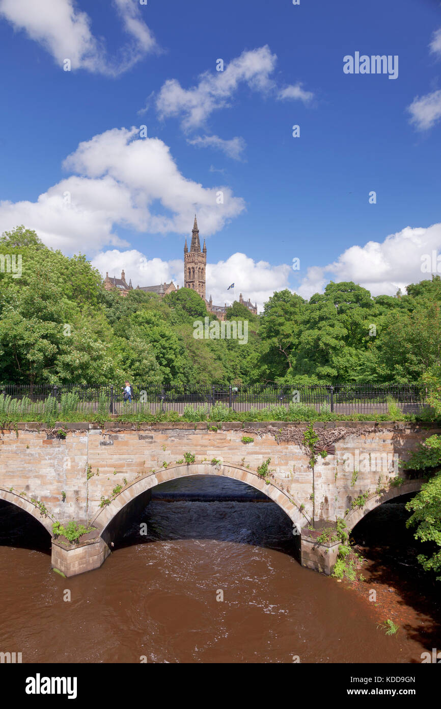 Fluss Kelvin und der Universität Glasgow im Sommer Stockfoto