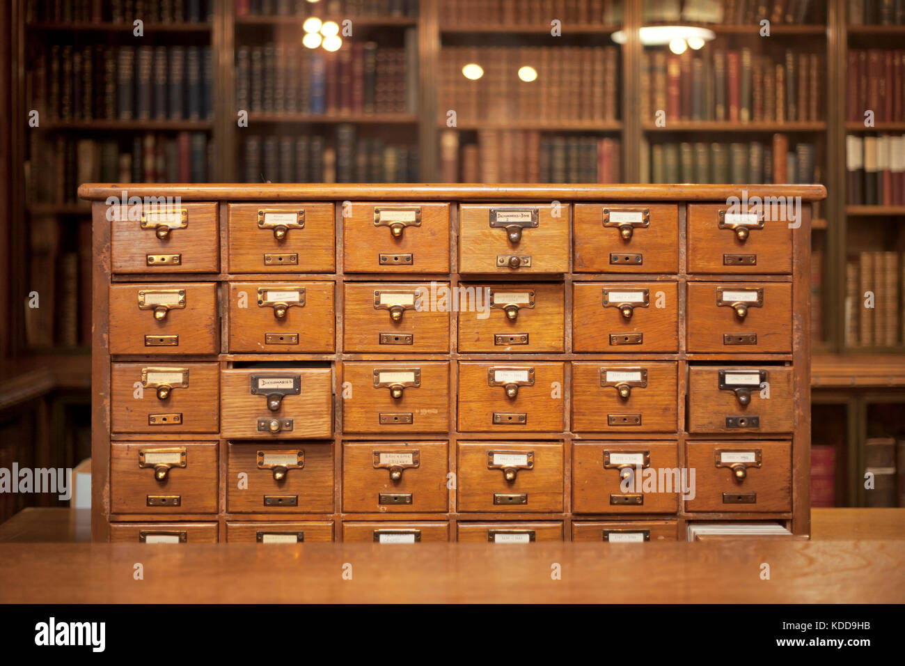 Aktenschrank aus Holz in der John Rylands Library, Manchester Stockfoto